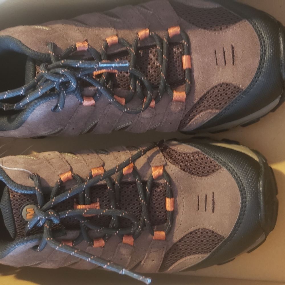 Brand new Men size 9 Merrell Hikers